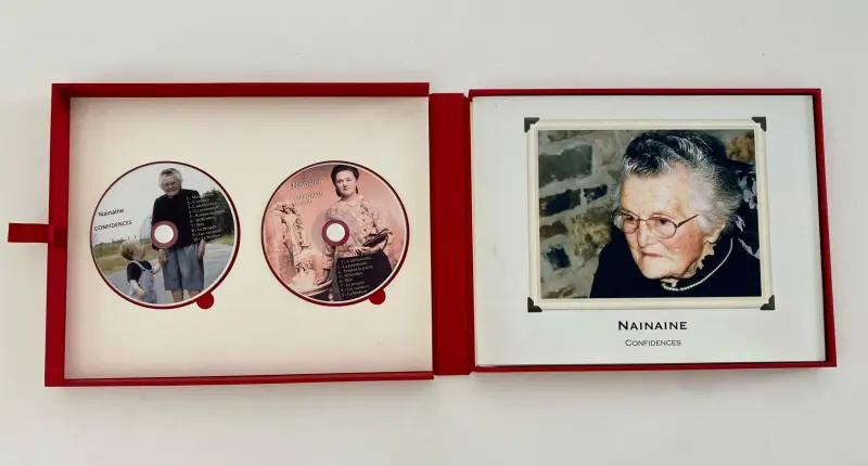 Le coffret « Confidences » ouvert : deux CD illustrés et l'album photos « Nainaine »