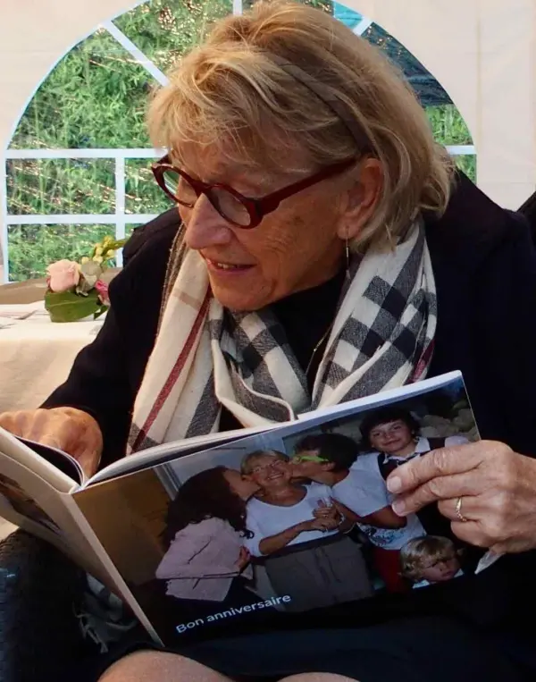 Une femme feuillette l'album photos de sa biographie sonore