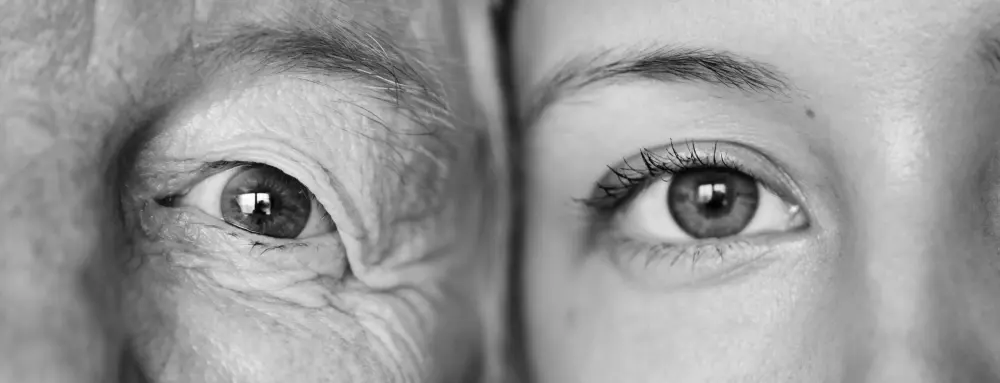 Gros plan en noir et blanc sur l'œil d'une personne âgée et celui d'une jeune femme, côte à côte