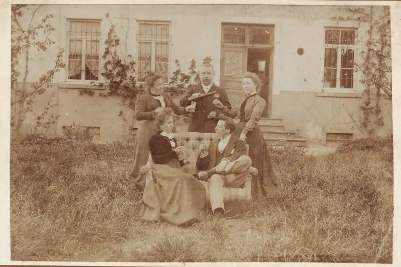 Photographie ancienne : la famille Euvrard posant devant sa maison