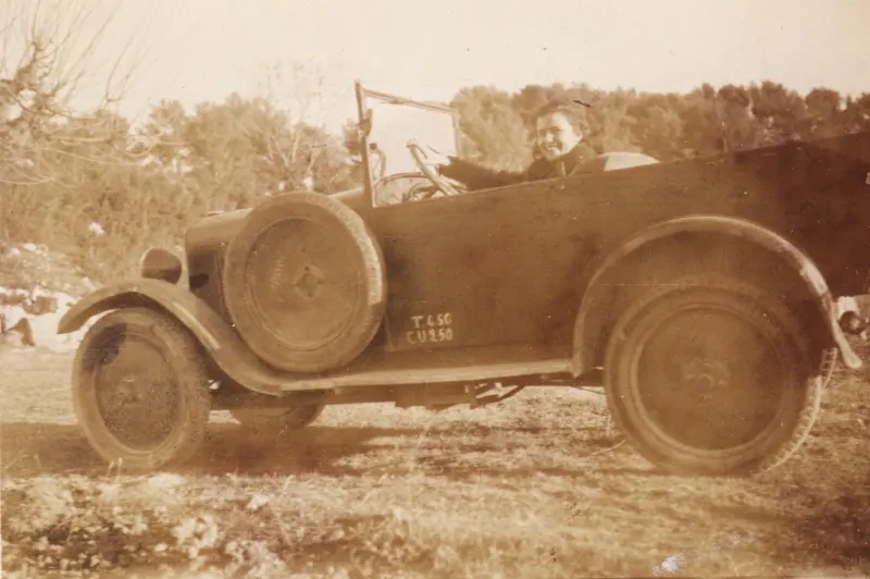Photographie ancienne : une automobile décapotable des années 1920